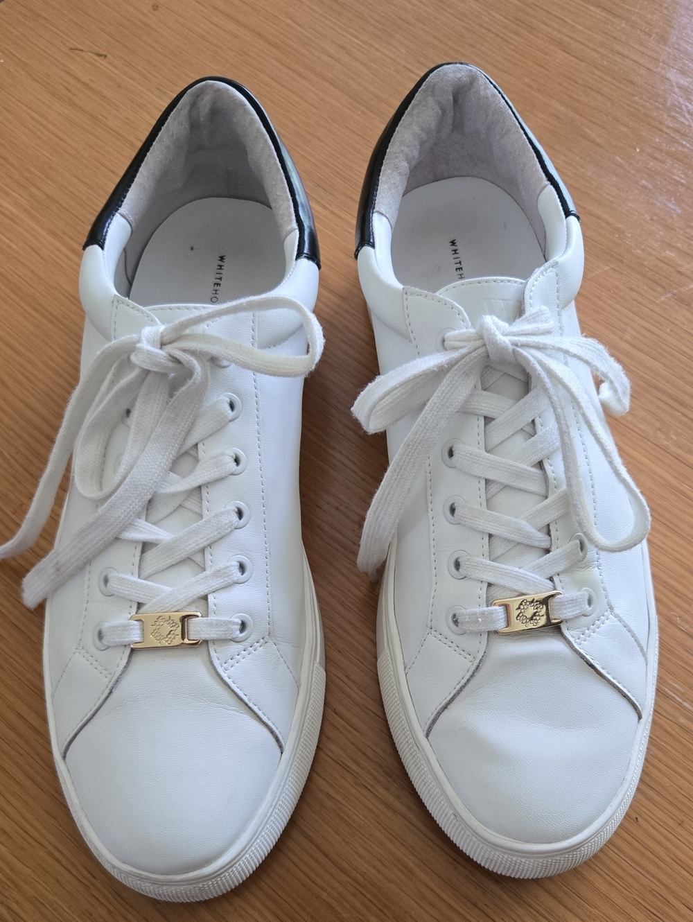 White House Blackmarket   Women’s Low-Top Sneakers with Gold Accent Size 9M